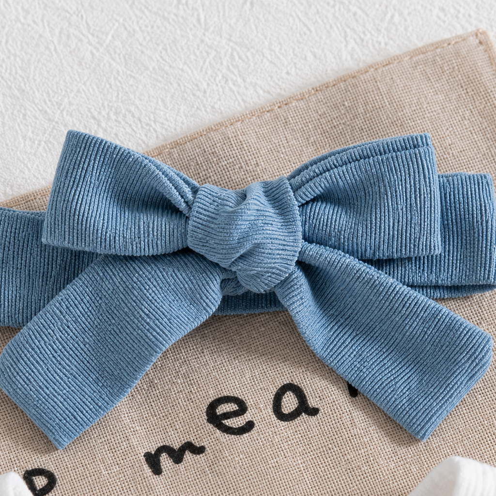 🌸 Set 4 piezas bebé niña – Overol denim floral + Camisa blanca + Diadema + Medias