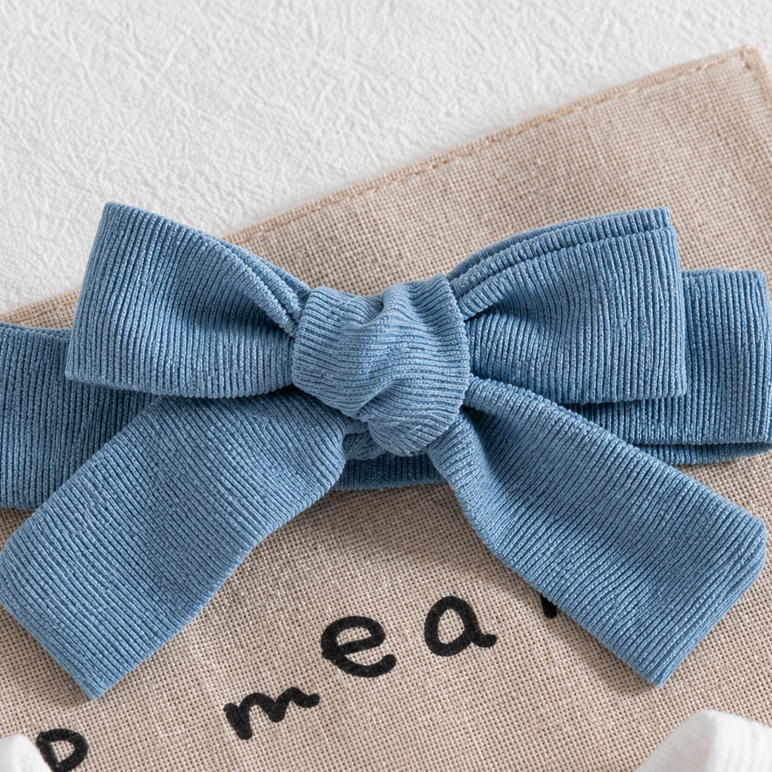 🌸 Set 4 piezas bebé niña – Overol denim floral + Camisa blanca + Diadema + Medias